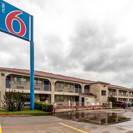 Motel 6 San Antonio, Tx - Frost Bank Center Exterior photo