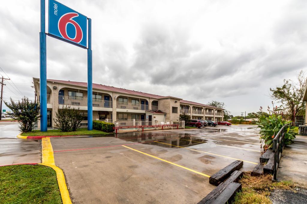 Motel 6 San Antonio, Tx - Frost Bank Center Exterior photo