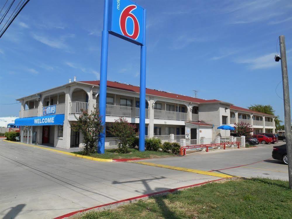 Motel 6 San Antonio, Tx - Frost Bank Center Exterior photo