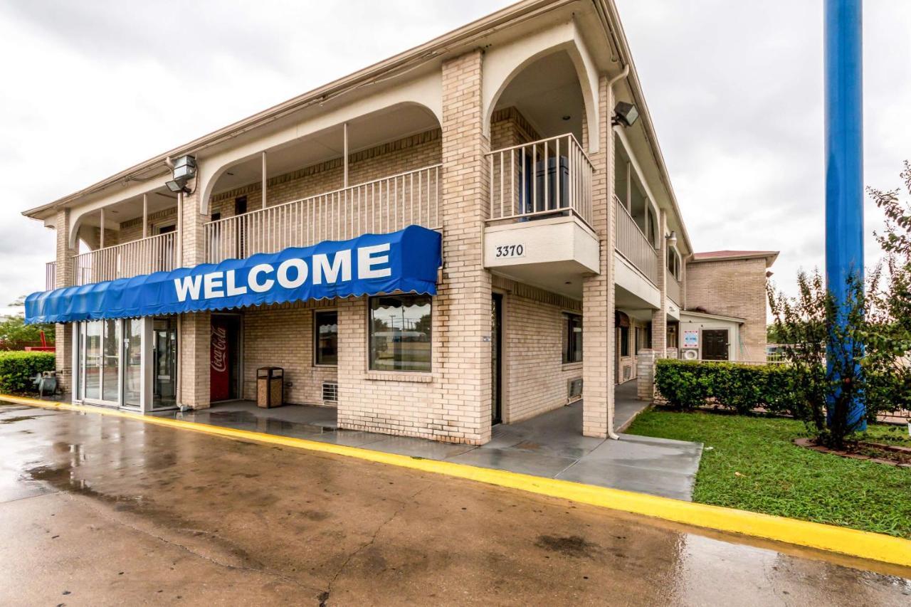 Motel 6 San Antonio, Tx - Frost Bank Center Exterior photo