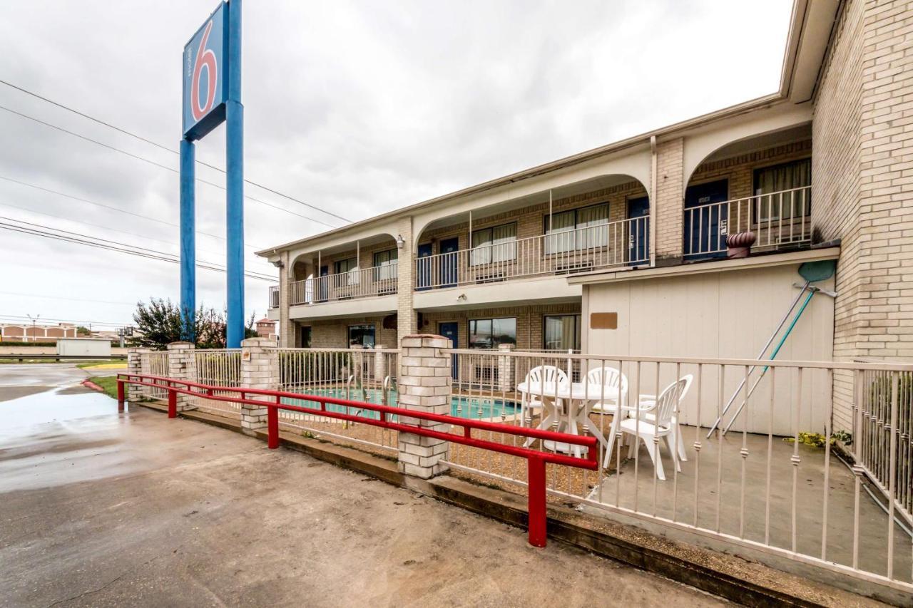 Motel 6 San Antonio, Tx - Frost Bank Center Exterior photo