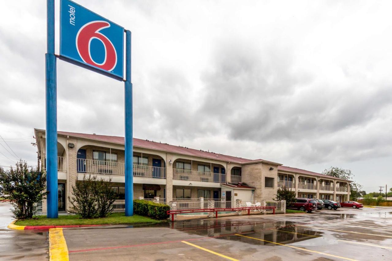 Motel 6 San Antonio, Tx - Frost Bank Center Exterior photo